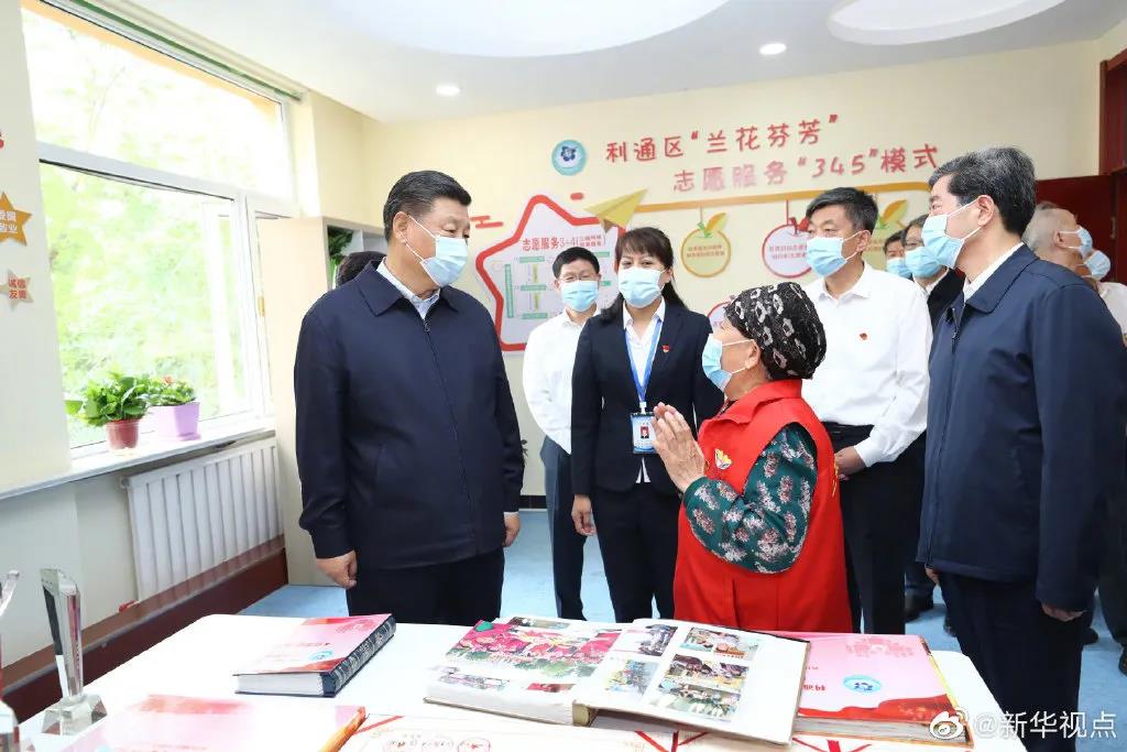 总书记身边这位老大娘是谁？